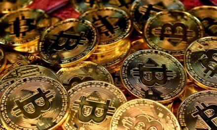 Bitcoin nuovi massimi, supera i 111.000 dollari, è boom grazie a ETF e nuove leggi USA