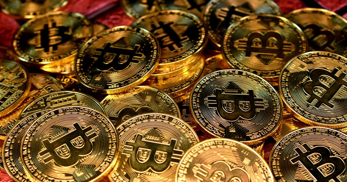 Bitcoin nuovi massimi, supera i 111.000 dollari, è boom grazie a ETF e nuove leggi USA